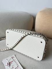 VALENTINO | GARAVANI ROCKSTUD SMALL HANDBAG IN GRAINY CALFSKIN WHITE - 4