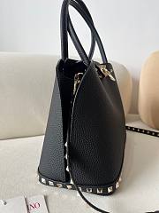 VALENTINO | GARAVANI ROCKSTUD SMALL HANDBAG IN GRAINY CALFSKIN BLACK - 4