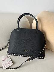 VALENTINO | GARAVANI ROCKSTUD SMALL HANDBAG IN GRAINY CALFSKIN BLACK - 3