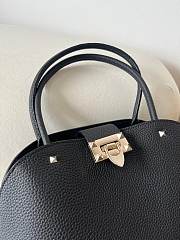 VALENTINO | GARAVANI ROCKSTUD SMALL HANDBAG IN GRAINY CALFSKIN BLACK - 2