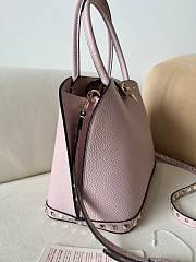 VALENTINO | GARAVANI ROCKSTUD SMALL HANDBAG IN GRAINY CALFSKIN PINK - 2