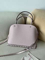 VALENTINO | GARAVANI ROCKSTUD SMALL HANDBAG IN GRAINY CALFSKIN PINK - 4