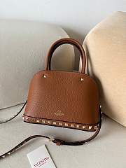 VALENTINO | UNI GARAVANI ROCKSTUD SMALL HANDBAG IN GRAINY CALFSKIN BROWN - 5