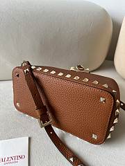 VALENTINO | UNI GARAVANI ROCKSTUD SMALL HANDBAG IN GRAINY CALFSKIN BROWN - 4