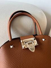 VALENTINO | UNI GARAVANI ROCKSTUD SMALL HANDBAG IN GRAINY CALFSKIN BROWN - 3