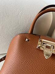 VALENTINO | UNI GARAVANI ROCKSTUD SMALL HANDBAG IN GRAINY CALFSKIN BROWN - 2