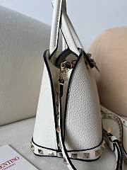 VALENTINO | UNI GARAVANI ROCKSTUD SMALL HANDBAG IN GRAINY CALFSKIN WHITE - 5