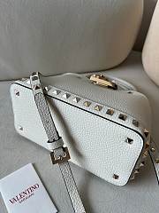 VALENTINO | UNI GARAVANI ROCKSTUD SMALL HANDBAG IN GRAINY CALFSKIN WHITE - 3