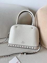 VALENTINO | UNI GARAVANI ROCKSTUD SMALL HANDBAG IN GRAINY CALFSKIN WHITE - 2