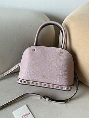 VALENTINO | UNI GARAVANI ROCKSTUD SMALL HANDBAG IN GRAINY CALFSKIN PINK - 2