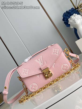 LOUIS VUITTON | Pochette Métis East West Monogram Empreinte In Pink