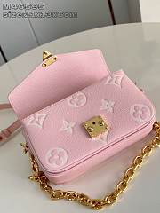 LOUIS VUITTON | Pochette Métis East West Monogram Empreinte In Pink - 4