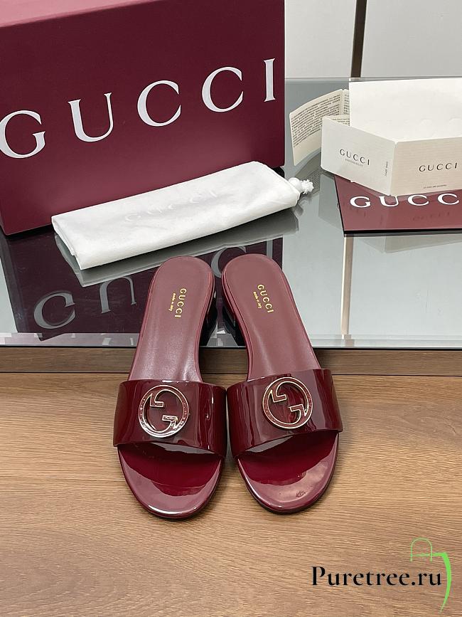 GUCCI | Women's Round Interlocking G sandal in red - 1