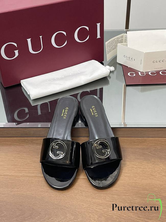 GUCCI | Women's Round Interlocking G sandal in black - 1