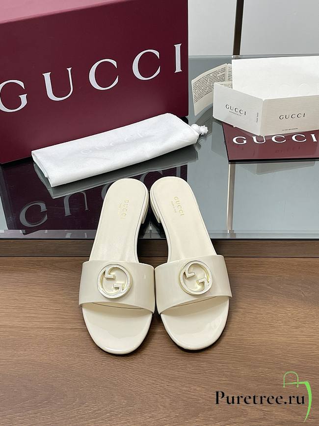 GUCCI | Women's Round Interlocking G sandal in milk white - 1