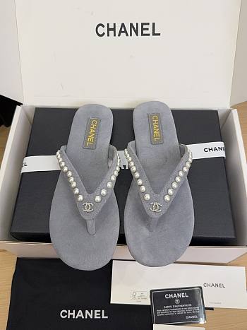 Chanel Suede and fantasy pearls 01