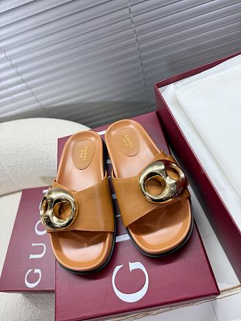 Gucci Women's Marina Chain Slide Sandal In Brown