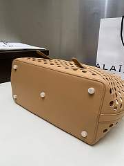 Alaia neo mina 32 bag in perforated calfskin in beige - 6