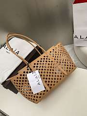 Alaia neo mina 32 bag in perforated calfskin in beige - 5