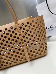 Alaia neo mina 32 bag in perforated calfskin in beige - 2