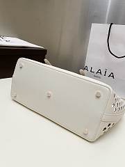 Alaia neo mina 32 bag in perforated calfskin in white - 5