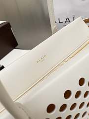 Alaia neo mina 32 bag in perforated calfskin in white - 4