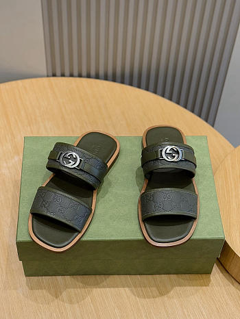 Gucci Men's Interlocking Double G Slides 01