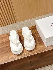 CHLOE | Thick-soled Height-enhancing Flip-flops In White - 1