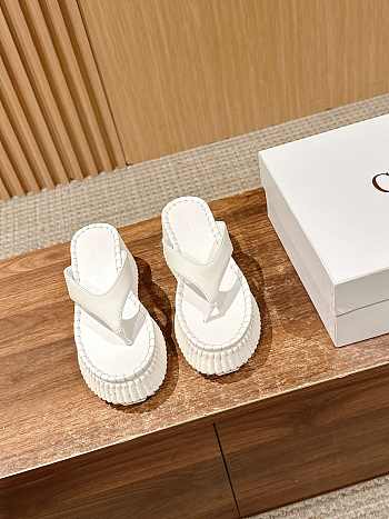 CHLOE | Thick-soled Height-enhancing Flip-flops In White