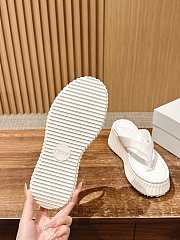CHLOE | Thick-soled Height-enhancing Flip-flops In White - 5