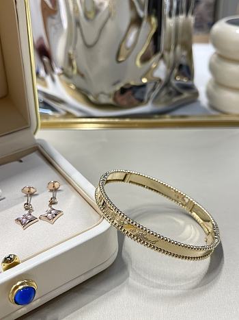 VCA Signature bracelet in gold