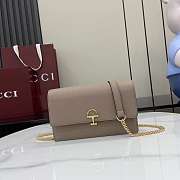 GUCCI | Softbit continental wallet ob chain grainy leather in beige - 1