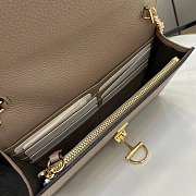 GUCCI | Softbit continental wallet ob chain grainy leather in beige - 4
