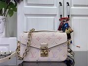 LOUIS VUITTON | Pochette Métis East West Dream Cream Color - 1