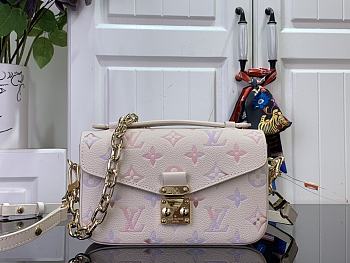 LOUIS VUITTON | Pochette Métis East West Dream Cream Color
