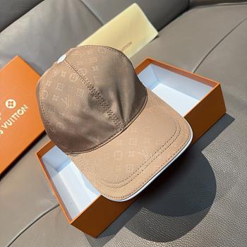 LOUIS VUITTON | baseball cap features a subtle print 01