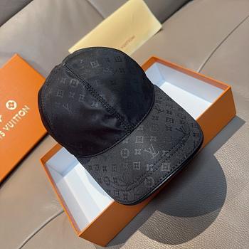 LOUIS VUITTON | baseball cap features a subtle print 02