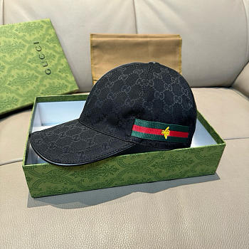 GUCCI | classic baseball cap features a bee design 01