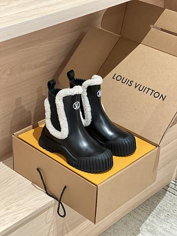 LOUIS VUITTON | V Winter runway-style wool Chelsea and ankle boots black