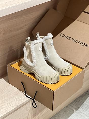 LOUIS VUITTON | V Winter runway-style wool Chelsea and ankle boots beige