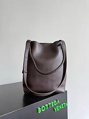 BOTTEGA VENETA | Andiamo Bucket bag in silky calf leather Fondant - 4