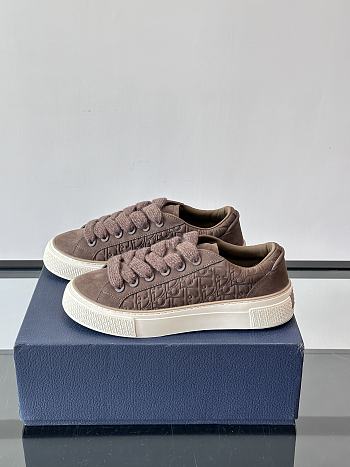 DIOR | B33 Sneakers offers a fresh 01