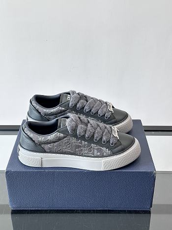 DIOR | B33 Sneakers offers a fresh 05