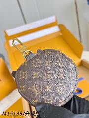 LOUIS VUITTON | Kitty Coin Purse Travels With Grace Coddington - 4