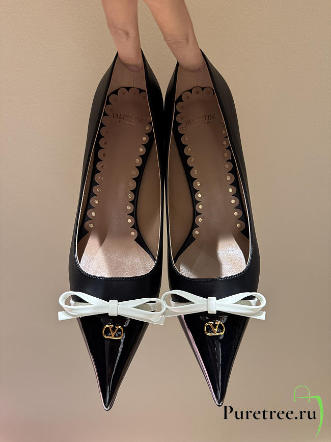 VALENTINO | Garavani VLogo Signature High Heels In Black - 1