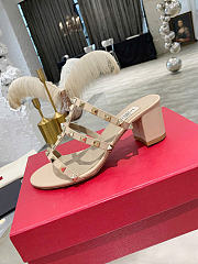 VALENTINO | Rockstud Calfskin Leather Slide Sandal Beige - 2