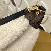 LOUIS VUITTON | Pochette Mia Fur White M26245  - 5