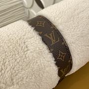 LOUIS VUITTON | Pochette Mia Fur White M26245  - 3