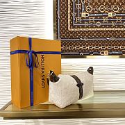 LOUIS VUITTON | Pochette Mia Fur White M26245  - 2