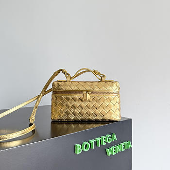 BOTTEGA VENETA | Bang Bang Vanity case in Intrecciato wood-embossed gold